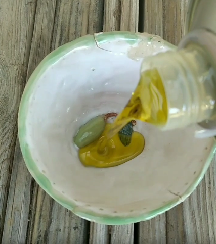 Pouring Holive extra virgin olive oil from Israel — cold-pressed, polyphenol-rich, low bitterness